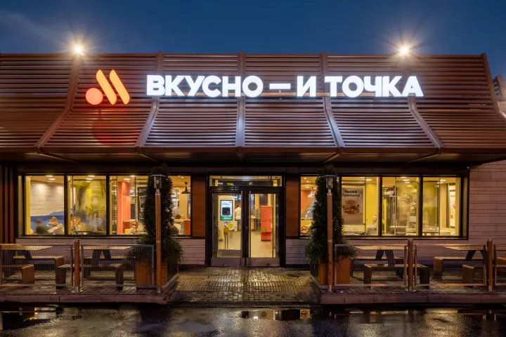 ОКУПИЛИСЬ? Вкусно — и точка: Как перезапустить главную сеть фастфуда в стране и не потерять миллиарды